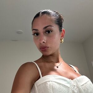 Meet your Posher, Adriana